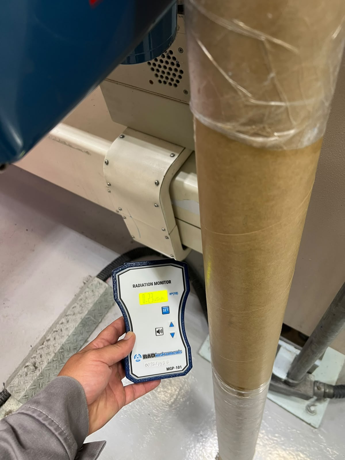 MGP-101 em operação junto a máquinas e componentes de uma instalação industrial