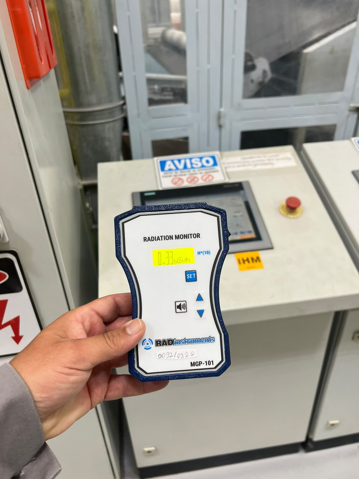 MGP-101 em operação diante de um painel de controle industrial